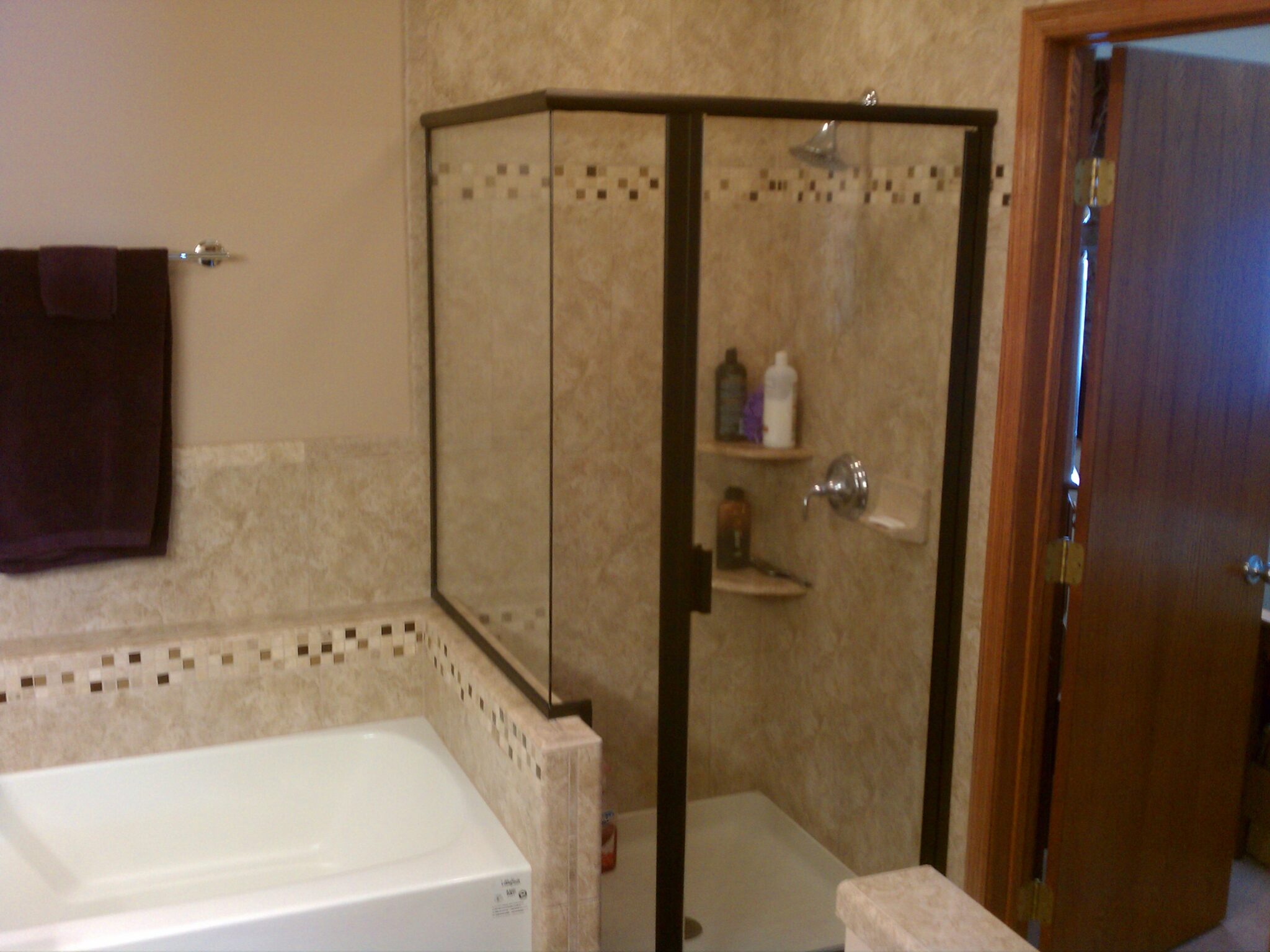 Semi frameless corner unit with butt joint corner | Woodbury Glass